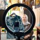 Ilustrasi transaksi jual beli di aplikasi marketplace melalui ponsel pintar