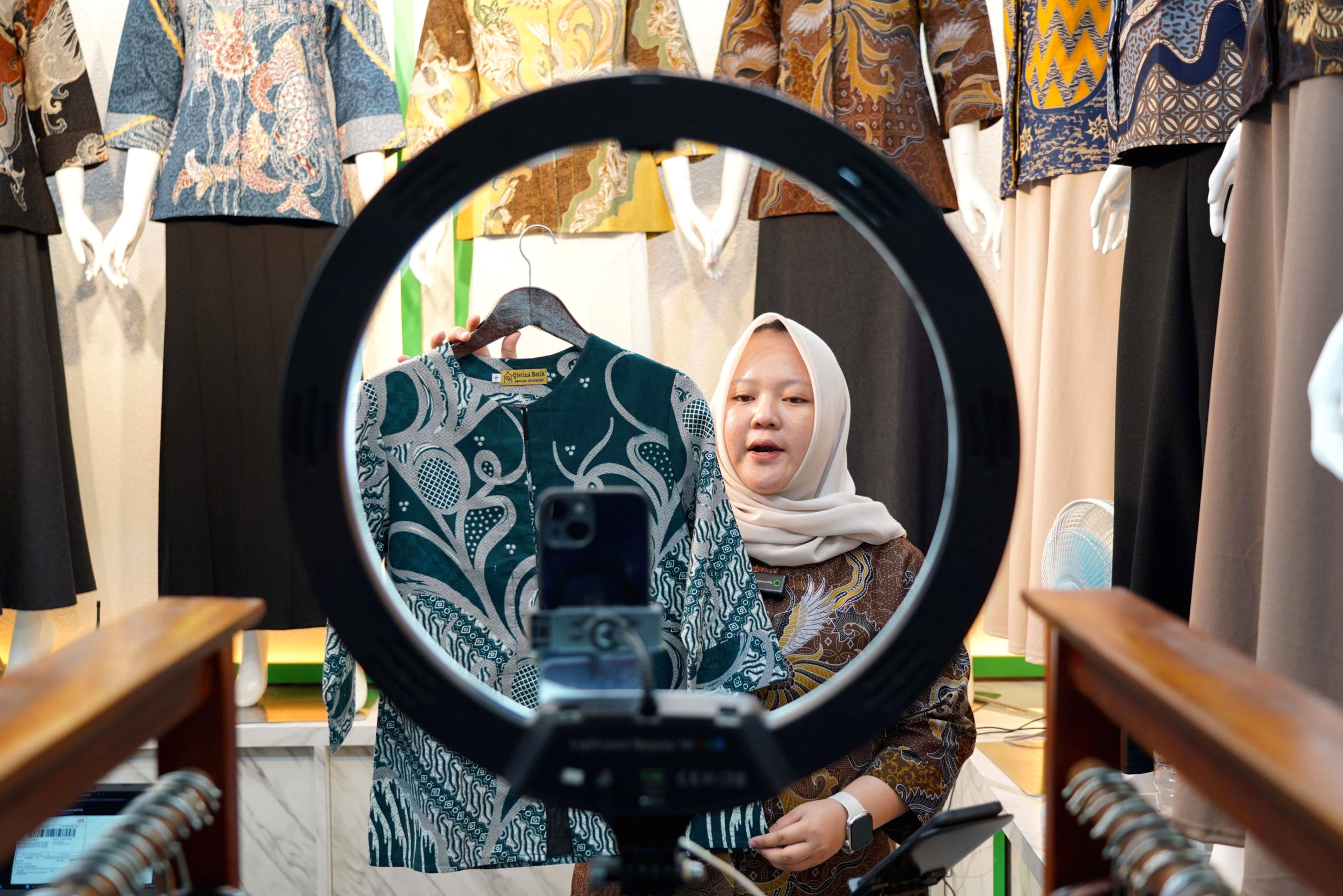 Ilustrasi transaksi jual beli di aplikasi marketplace melalui ponsel pintar