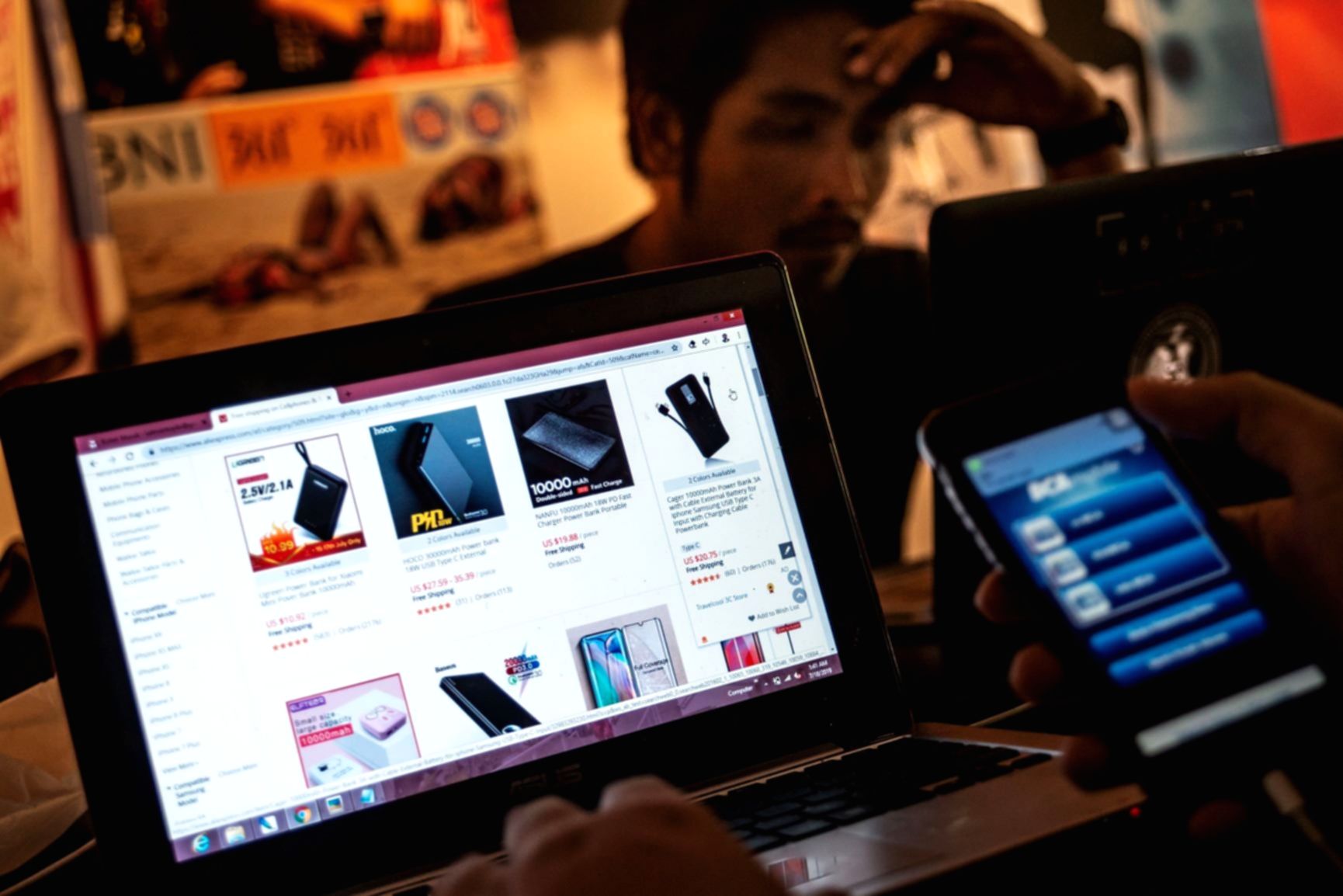 Ilustrasi transaksi belanja online di smartphone dengan logo berbagai marketplace e-commerce