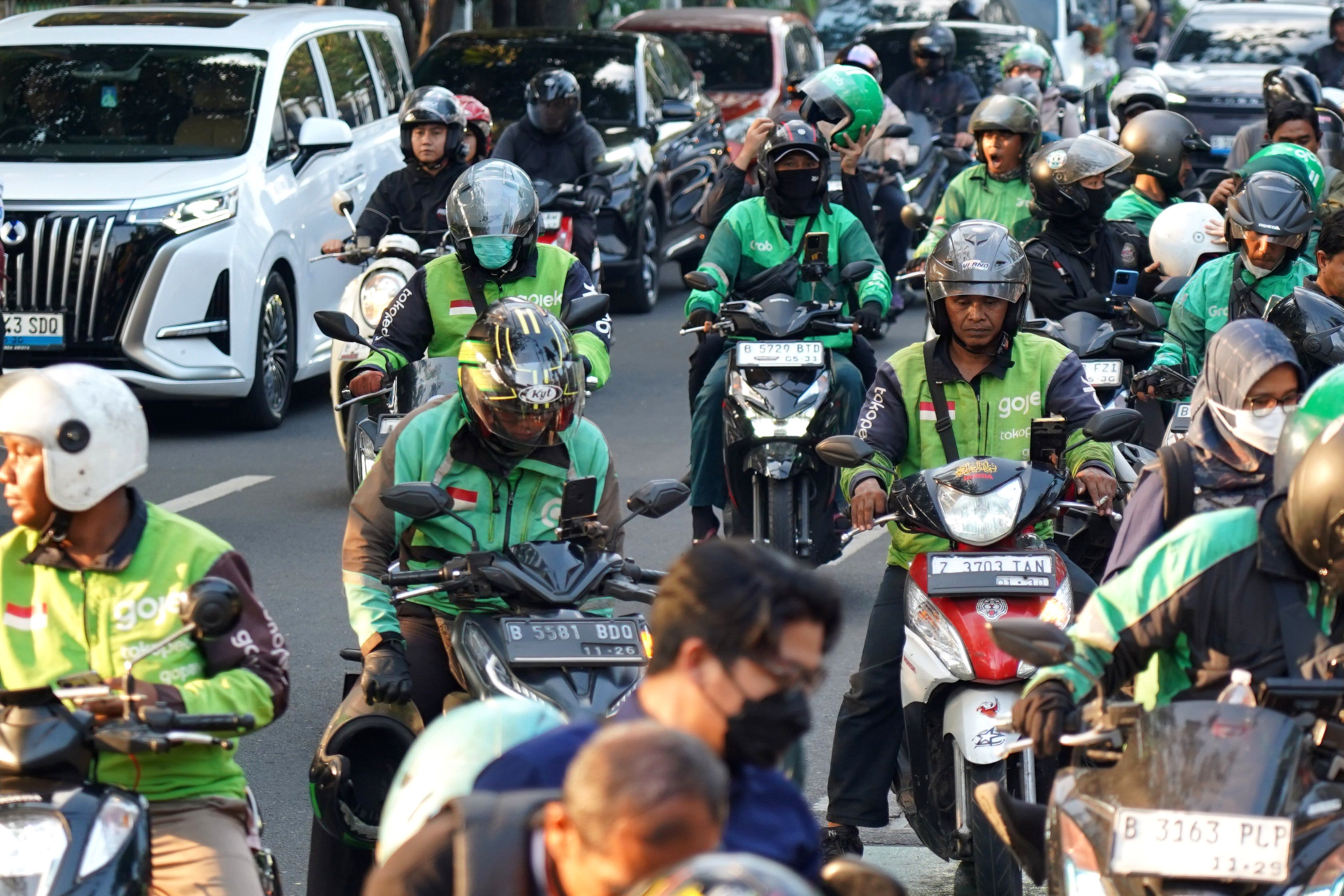 Ratusan pengemudi ojek online melakukan aksi demonstrasi di depan Gedung DPR RI Jakarta menolak status UMKM