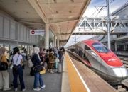 Kereta cepat Whoosh melaju di jalur Jakarta-Bandung