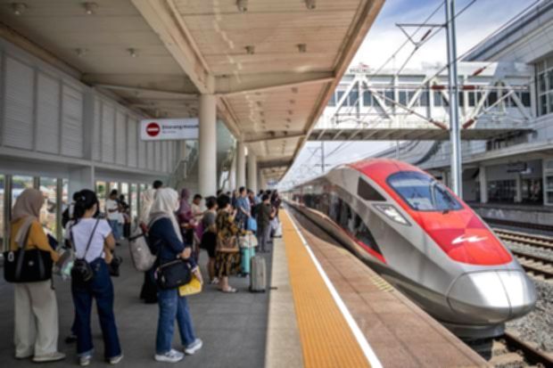 Kereta cepat Whoosh melaju di jalur Jakarta-Bandung