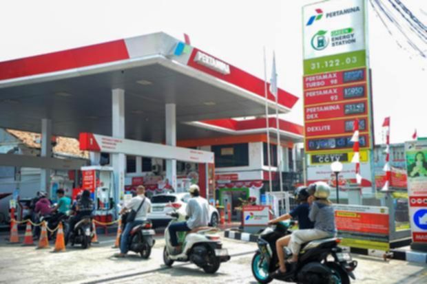 SPBU Pertamina yang beroperasi di Jakarta dengan papan informasi harga BBM