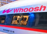 Kereta cepat Whoosh melaju di jalur rel Jakarta-Bandung