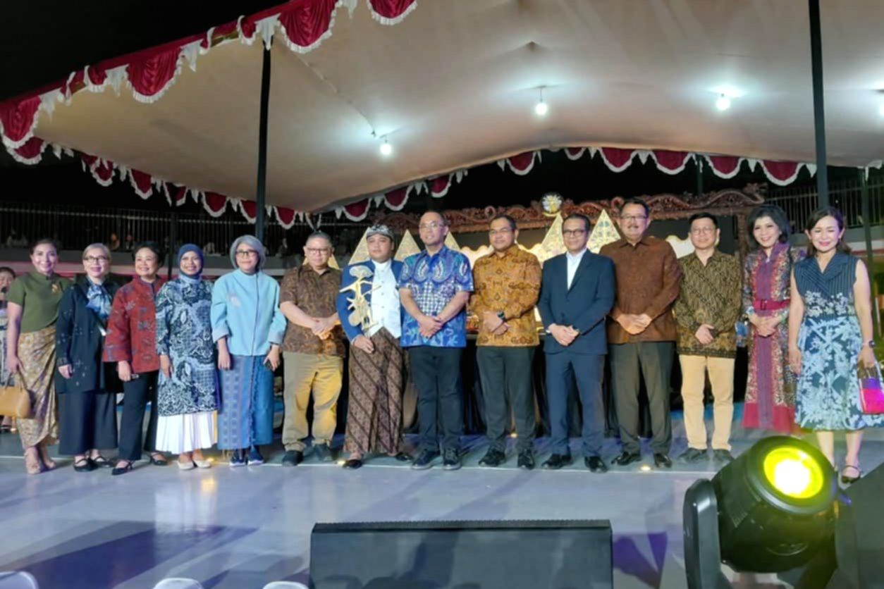 Ilustrasi transaksi keuangan digital yang aman dan edukasi literasi keuangan di era modern