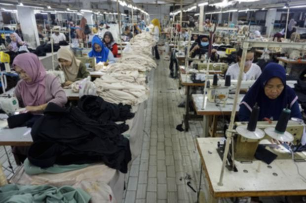 Staf Khusus Menteri Perindustrian Febri Hendri Antoni Arief memberikan keterangan terkait kinerja industri tekstil