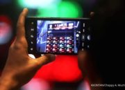 Grafik pergerakan Indeks Harga Saham Gabungan di layar monitor perdagangan saham