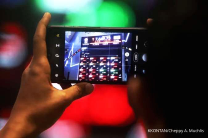 Grafik pergerakan Indeks Harga Saham Gabungan di layar monitor perdagangan saham