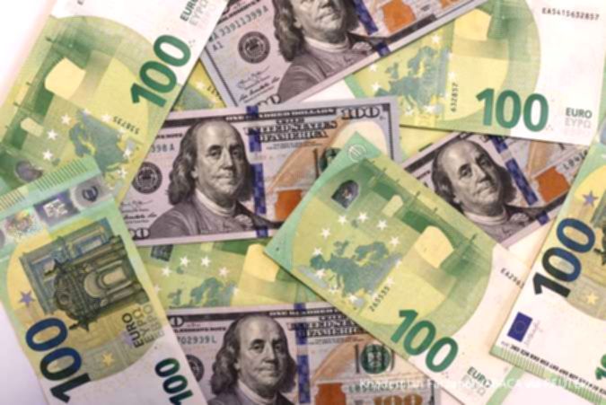 Grafik pergerakan mata uang dolar AS terhadap yen Jepang dan franc Swiss di layar monitor trading