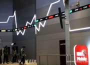 Grafik pergerakan Indeks Harga Saham Gabungan di layar monitor perdagangan saham