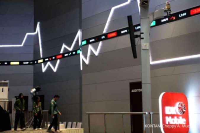 Grafik pergerakan Indeks Harga Saham Gabungan di layar monitor perdagangan saham
