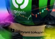Grafik pergerakan harga saham GOTO di layar perdagangan bursa efek dengan latar belakang suasana bursa