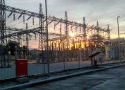 Pembangkit listrik tenaga surya dan instalasi transmisi energi sebagai pendukung dekarbonisasi industri di Indonesia.