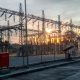 Pembangkit listrik tenaga surya dan instalasi transmisi energi sebagai pendukung dekarbonisasi industri di Indonesia.