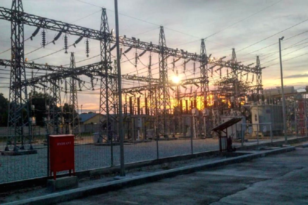 Pembangkit listrik tenaga surya dan instalasi transmisi energi sebagai pendukung dekarbonisasi industri di Indonesia.