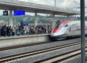 Kereta cepat Whoosh melintas di jalur rel Jakarta-Bandung