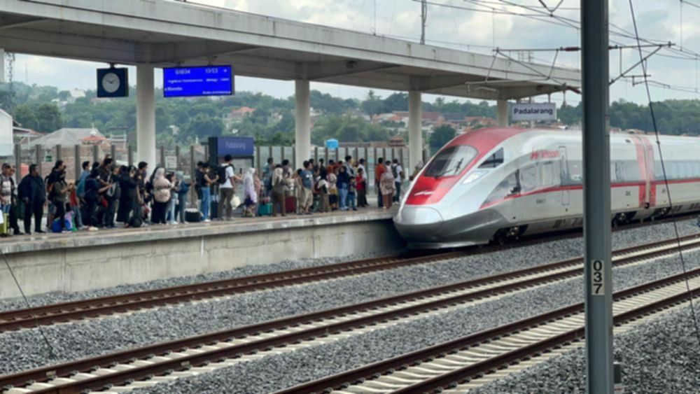 Kereta cepat Whoosh melintas di jalur rel Jakarta-Bandung