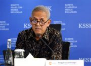 Logo Lembaga Penjamin Simpanan (LPS) dengan latar belakang kantor perbankan