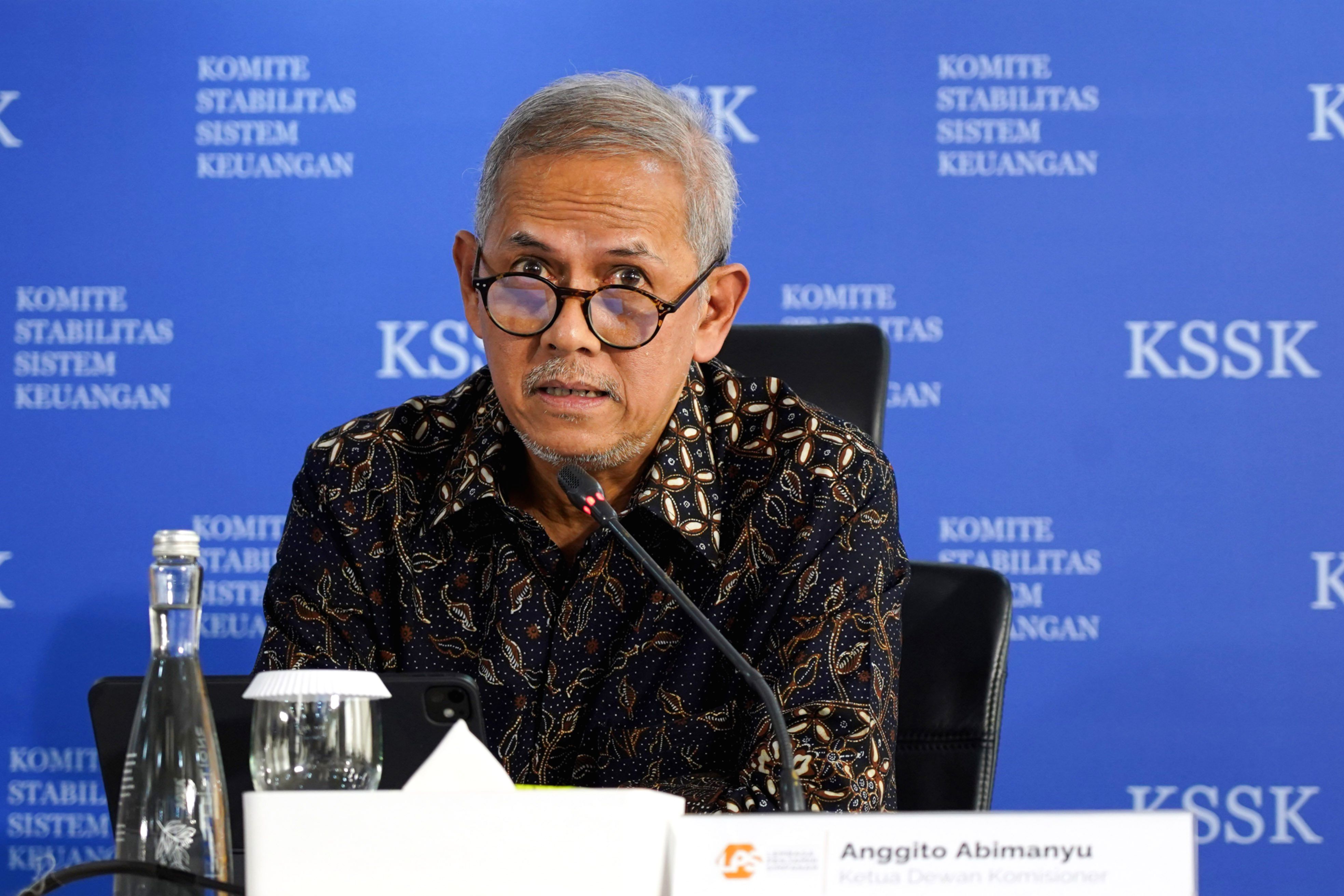 Logo Lembaga Penjamin Simpanan (LPS) dengan latar belakang kantor perbankan