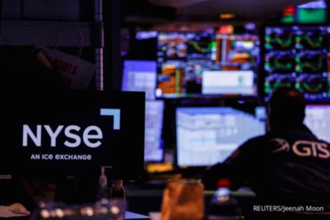 Suasana lantai perdagangan bursa saham Wall Street di New York yang sedang aktif