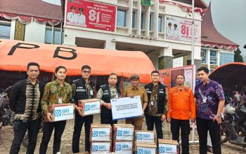 BRI Insurance Salurkan Bantuan Sembako untuk Korban Banjir Bandang di Solok