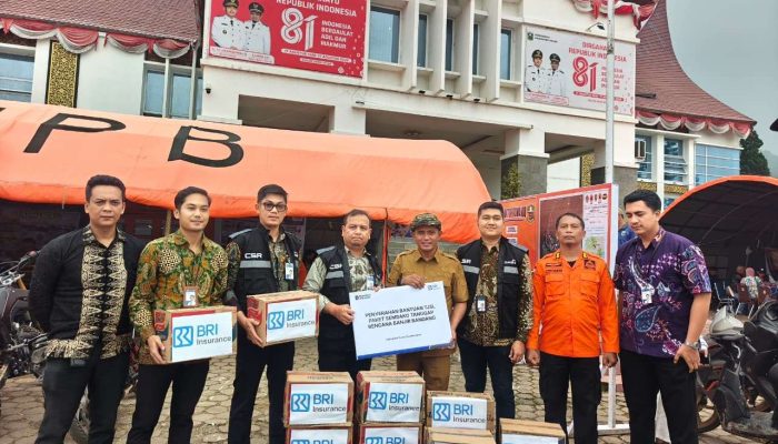 BRI Insurance Salurkan Bantuan Sembako untuk Korban Banjir Bandang di Solok