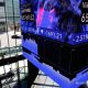 Grafik pergerakan indeks bursa saham Asia di layar monitor saat harga minyak dunia melonjak.
