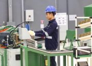 Pekerja di pabrik manufaktur sedang melakukan proses produksi di area industri