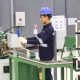 Pekerja di pabrik manufaktur sedang melakukan proses produksi di area industri