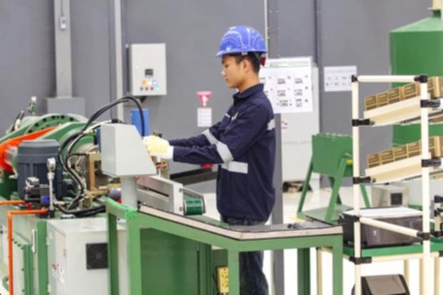 Pekerja di pabrik manufaktur sedang melakukan proses produksi di area industri