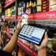 Seseorang menggunakan smartphone untuk melakukan transaksi belanja daring dengan dompet digital