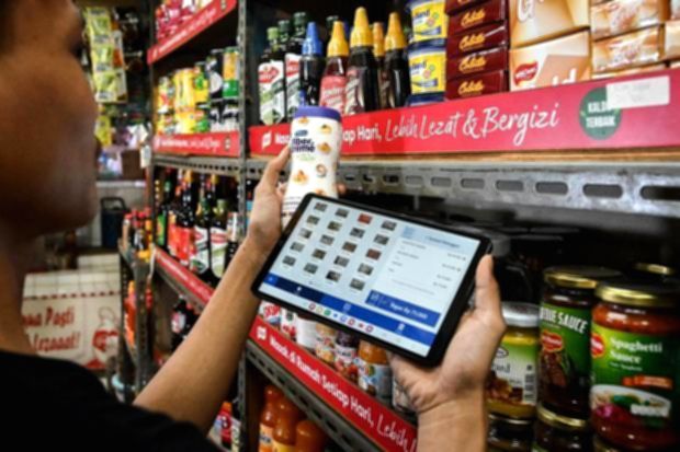 Seseorang menggunakan smartphone untuk melakukan transaksi belanja daring dengan dompet digital