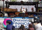 Kepala Eksekutif OJK Dicky Kartikoyono berbicara dalam acara Katadata Financial Healing 2026 di Jakarta