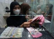 Tampilan layar monitor yang menunjukkan grafik pergerakan nilai tukar mata uang rupiah terhadap dolar AS