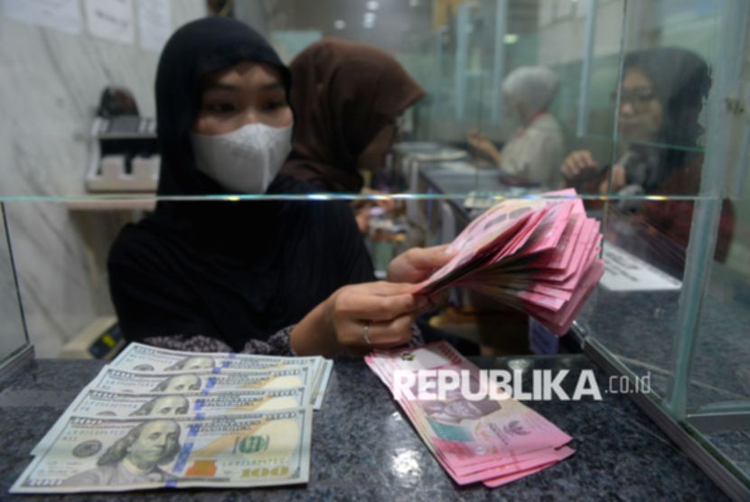 Tampilan layar monitor yang menunjukkan grafik pergerakan nilai tukar mata uang rupiah terhadap dolar AS