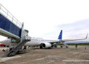Pesawat Garuda Indonesia di landasan pacu bandara