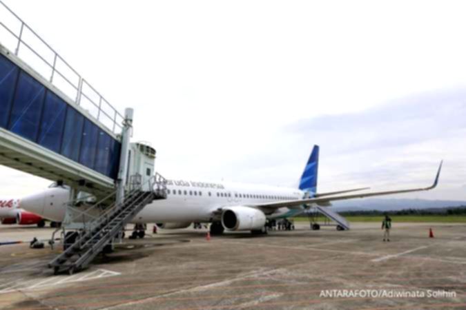 Pesawat Garuda Indonesia di landasan pacu bandara