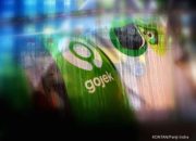 Grafik pergerakan harga saham GOTO di layar monitor perdagangan Bursa Efek Indonesia